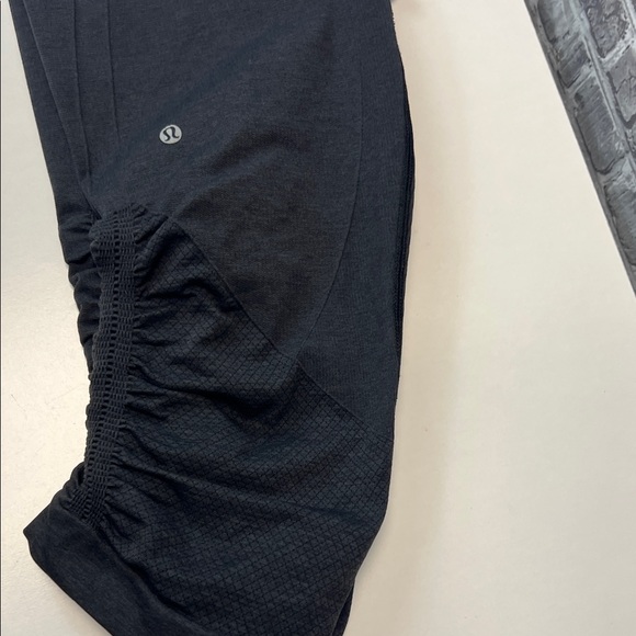 Woman's Lululemon capri leggings - Picture 9 of 10